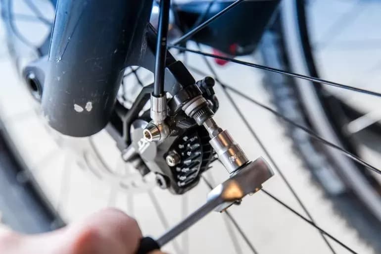 Jaki olej do hamulców hydraulicznych w rowerze? Uniknij błędów i kosztów