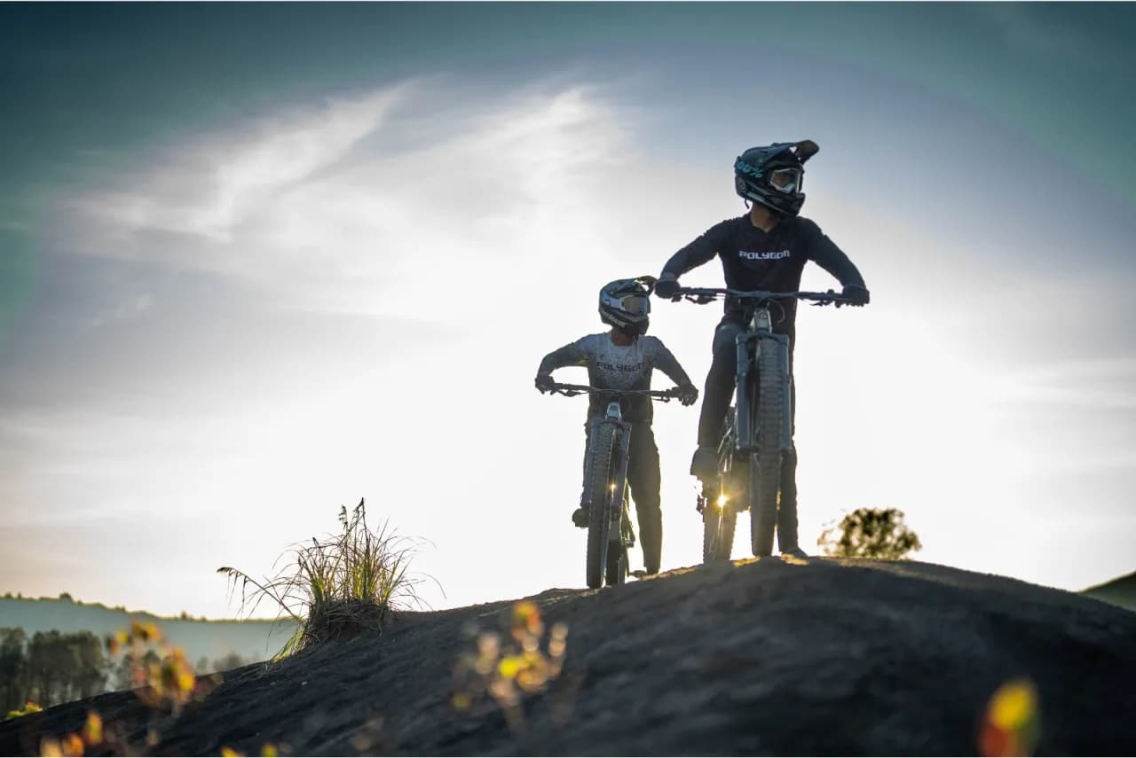 Czy rowery mogą jechać obok siebie? Przepisy, które musisz znać