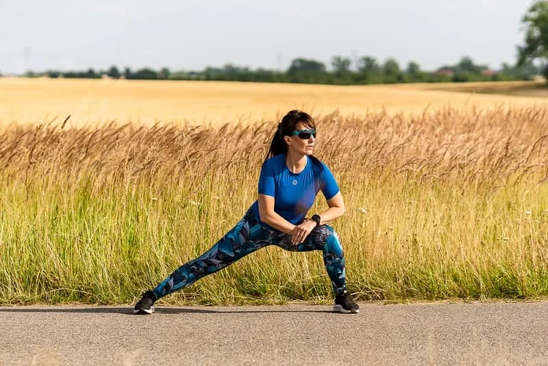 Najpierw rozgrzewka czy rozciąganie – jak uniknąć kontuzji?