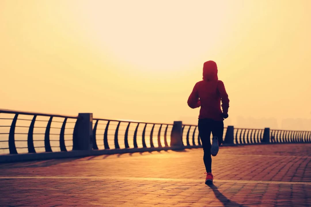 Bieganie rano czy wieczorem: co wybrać dla lepszych wyników?